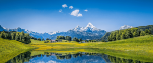 alpes y campo suizos reflejados en lago